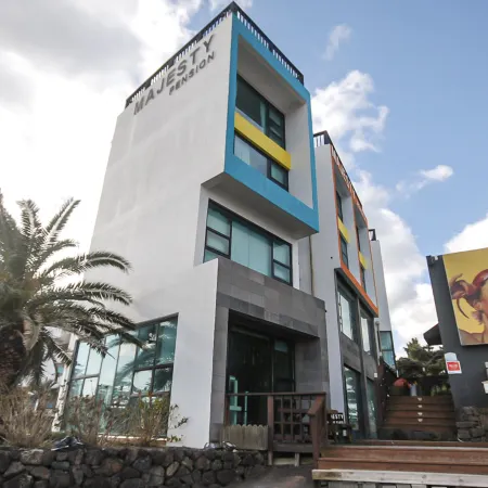 Jeju Majesty Pension Отели рядом с достопримечательностью «Пляж Хёпчже»