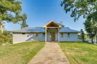 Luxe Waterfront Home w/ Boat Slip in New Braunfels - 4-Sterne