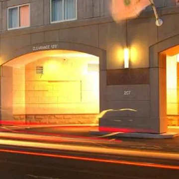 Embassy Suites by Hilton Boston at Logan Airport Отели рядом с достопримечательностью «Фанеил Холл Маркетплас»