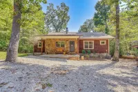 Hot Tub Soaks & Outdoor Fun: Fayetteville Cabin - 4 stjerner