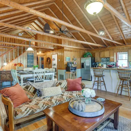 Lakefront Log Cabin Retreat w/ Hot Tub + Kayaks!