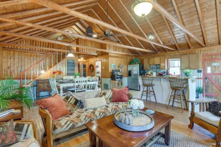 Lakefront Log Cabin Retreat w/ Hot Tub + Kayaks!