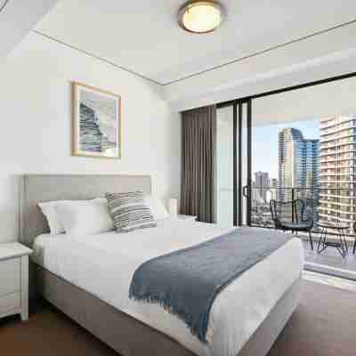 Ocean View 3-Bed with Gym, Pool, Sauna & Parking Rooms