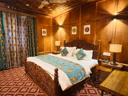 Sikandra Palace Group of Houseboats