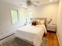 Hamptons Retreat • Hot Tub • Minutes to Beaches Hotels in Hampton Bays
