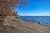 Puget Sound Escape Private Beach and Oversized Deck