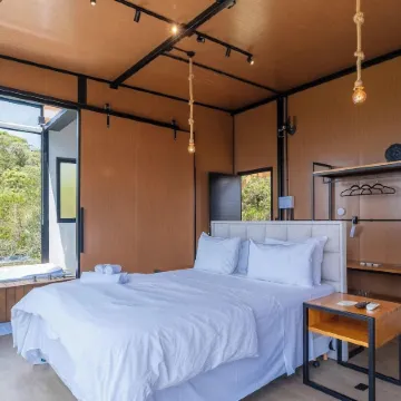 Charming Chalet With Fireplace and hot Tub! Vst044
