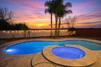 Casa Aaron, Large Pool, Game Room, Spacious Backyard with Palm Trees, 3 Bedrooms