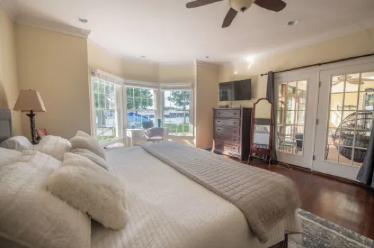 Waterfront retreat w/pool, dock & fire pit in Urbanna. BRING YOUR BOAT!