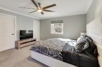2 Mi to Galleria Dallas: Group Retreat w/ Yard!