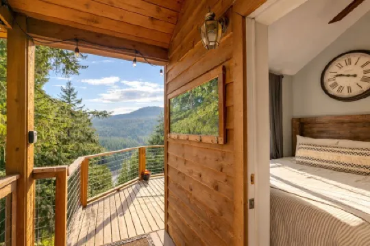 Das Tree Haus 1 Bedroom Home by NW Comfy Cabins by RedAwning