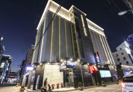 투나잇 호텔 넓은 객실