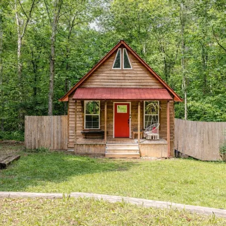 Romantic Cabin: Hot Tub, Fire Pit, Indoor & Outdoor Living, EV Charger