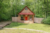 Romantic Cabin: Hot Tub, Fire Pit, Indoor & Outdoor Living, EV Charger