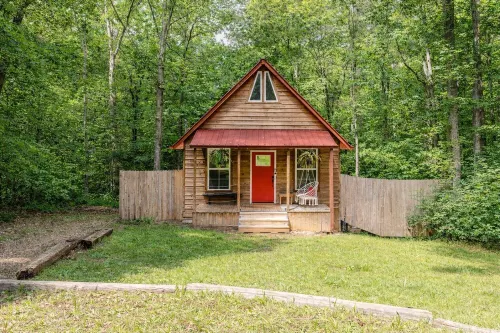 Romantic Cabin: Hot Tub, Fire Pit, Indoor & Outdoor Living, EV Charger