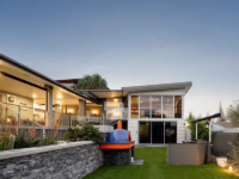 Striking Luxury Home With Garden & BBQ Hotels in Margate