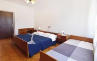 Quiet Apartment With Terrace - 3-stjärniga