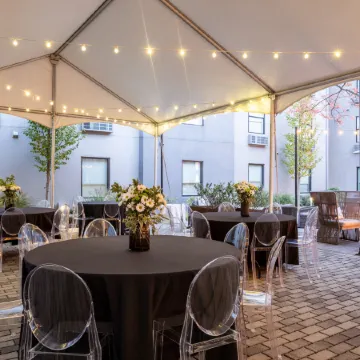 voco THE DARWIN - ATLANTA MIDTOWN by IHG Отели рядом с достопримечательностью «Спортивный комплекс «Стэйт Фарм-арена»»