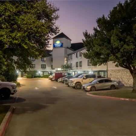 Days Inn & Suites by Wyndham DeSoto