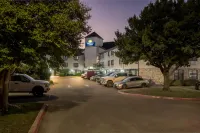 Days Inn & Suites by Wyndham DeSoto - parking