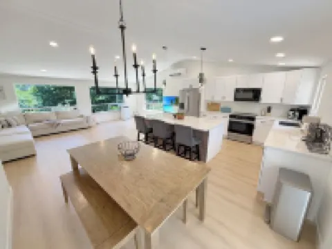 Spacious 4Br Upper Duplex Unit • AC • WiFi • Quiet Area • Near SeaTac Airport