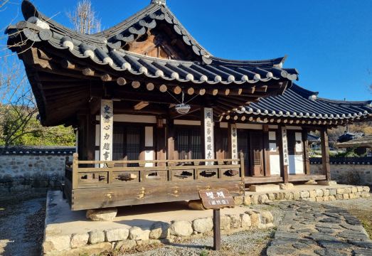 한옥 숙소의 내부 정취