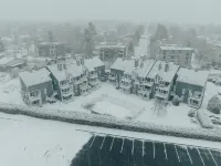 Luxurious condo in downtown Magog with wood fireplace and pool Hotels in Magog