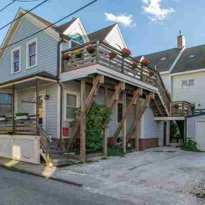 Newport Harbor View Cottage w/ Decks & Parking Hotel Exterior