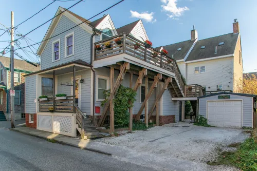 Newport Harbor View Cottage w/ Decks & Parking - spa