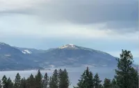 Serene Lake & Mountain View Retreat in Kettle Valley"