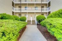 Emerald Isle Resort-Style Condo Walk to Beaches! - 3 tähden