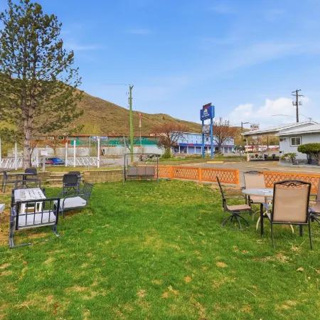 Canadas Best Value Desert Inn & Suites