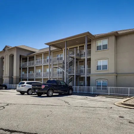 Lakefront Patio, Pool Access! Lands End Condo
