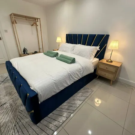 Stylish 2 Bed Flat Parking Sutton Coldfield