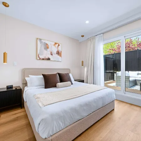 Casa Hotels Gerrard Brand New Family Suite Отели рядом с достопримечательностью «Утесы Скарборо»