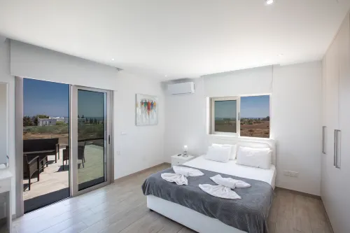 Villa Sienna, Fabulous 6Bdr Protaras Villa - parking