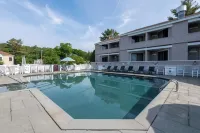 Meadowmere Resort - Pools