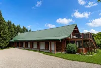 Secluded, Log Cabin Chalet 16+ Custom Outdoor Fire Pit, Air Hockey, 2 Hot Tubs! - Feriehus