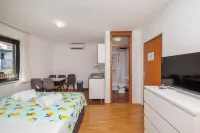 Charming Studio Rental with Garden View in Malinska, Croatia - 4성급