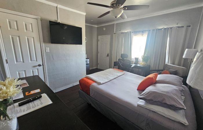 Orange Motel