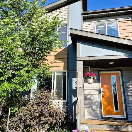 The Southern Comfort - Comfy and Spacious 4BR Home on the Park SW Edm, Near YEG