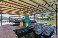 Lakefront Escape With Private Dock, Fire Pit & Screened Porch - 2 estrellas