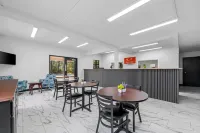 Econo Lodge Inn & Suites - Parking
