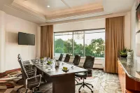Sheraton Suites Calgary Eau Claire - Kitchens
