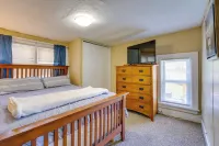 2 Blocks to Beach! Lake Huron Hideaway - Homestays