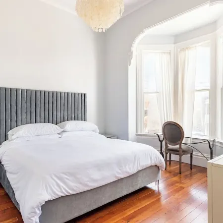 Newly Renovated Victorian House 1 train stop to SF and Parking