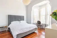 Newly Renovated Victorian House 1 train stop to SF and Parking - مطابخ