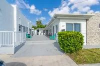 1 block to the Beach 1BR Sleeps 6 · On Hollywood - Condos