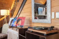 Hot Tub - Sauna - Mountain Getaway Only 15 Minutes from the City! - Alppimaja