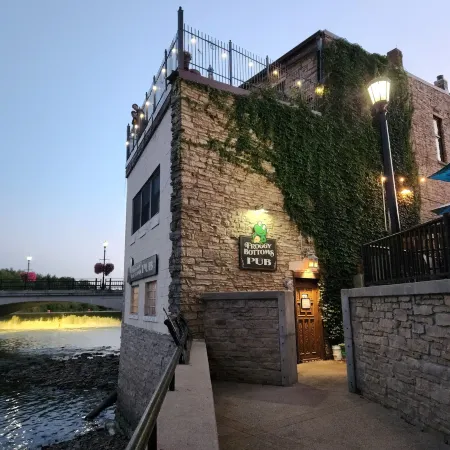 Froggy Bottoms River Suites Hotels in Northfield